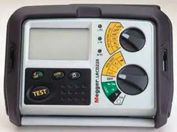 Produktfoto 1 von Megger LRCD220 LCD-Anzeige 2-Draht Schleifenimpedanzprüfer und FI-Schalter-Prüfgerät CAT III 500V 10mA AC/DC Selectiv,