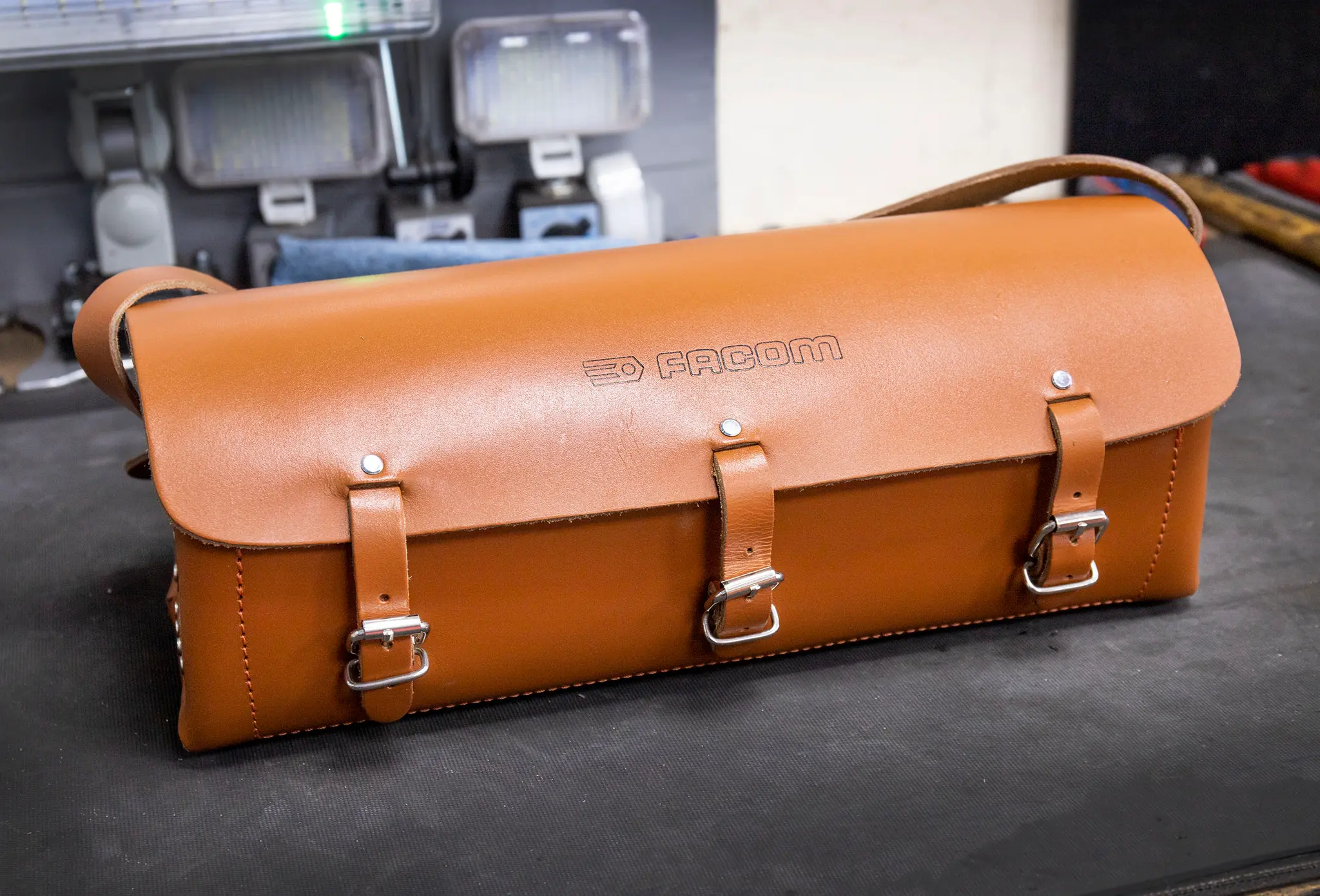 Produktfoto 1 von Facom Leder Werkzeugtasche mit Schnalle, 145 mm x 405 mm x 125 mm Schultergurt