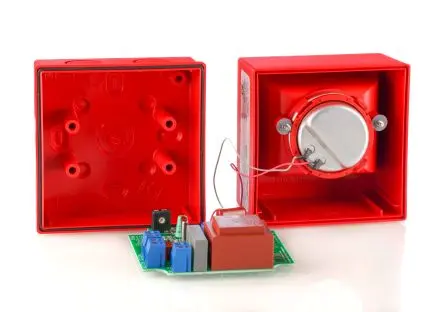 Produktfoto 1 von Clifford & Snell YA40 Elektronischer Signalgeber Wand IP65 110V 32-Ton 108 dB @ 1m, Rot, Ø 91.5 mm AC