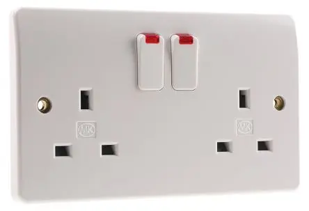 Produktfoto 1 von MK Electric Logic Plus Steckdose Geschaltet Typ G – Britisch 2-fach Innen Weiß / 13A