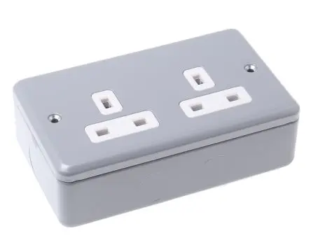 Produktfoto 1 von MK Electric Metalclad Plus Steckdose Typ G – Britisch 2-fach Innen Duroplast, Harnstoff Grau / 13A