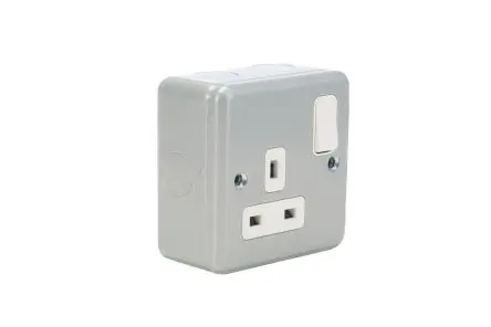 Produktfoto 1 von MK Electric Metalclad Plus Steckdose Geschaltet Typ G – Britisch 1-fach Innen Formgepresster Harnstoff, Duroplast Grau /