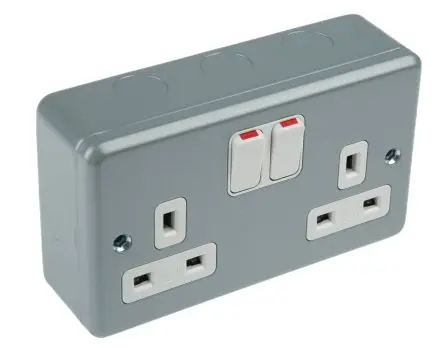 Produktfoto 1 von MK Electric Metalclad Plus Steckdose Geschaltet Typ G – Britisch 2-fach Innen Duroplastisches Material, Formgepresster