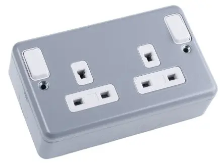 Produktfoto 1 von MK Electric Metalclad Plus Steckdose Geschaltet USB, UK, Französisch, Amerikanische Steckdose, Blendensteckdose, 2P + E,