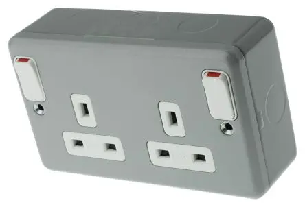 Produktfoto 1 von MK Electric Metalclad Plus Steckdose Geschaltet Typ G – Britisch 2-fach Innen Duroplast, Formgepresster Harnstoff Grau /