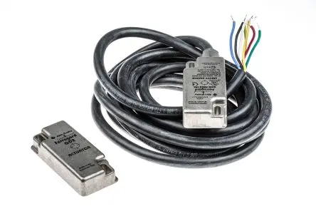 Produktfoto 1 von Guardmaster 440N Magnetisch 3 m Kabel Berührungsloser Sicherheitsschalter 250 aus Edelstahl, 2 Öffner, Magnetisch
