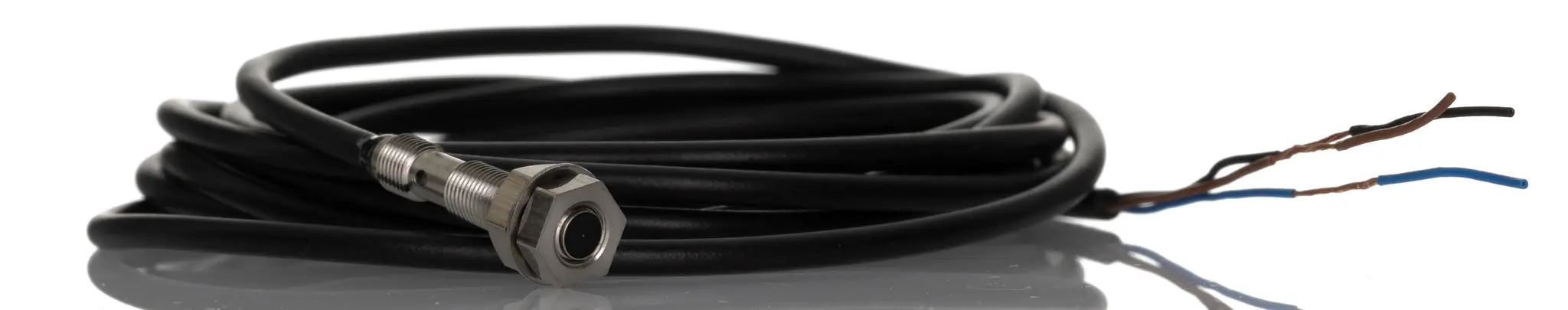 Omron E2E M5 Induktiver Näherungssensor, Gewinderohr PnP / 100mA 4 mm, IP67 30 V dc