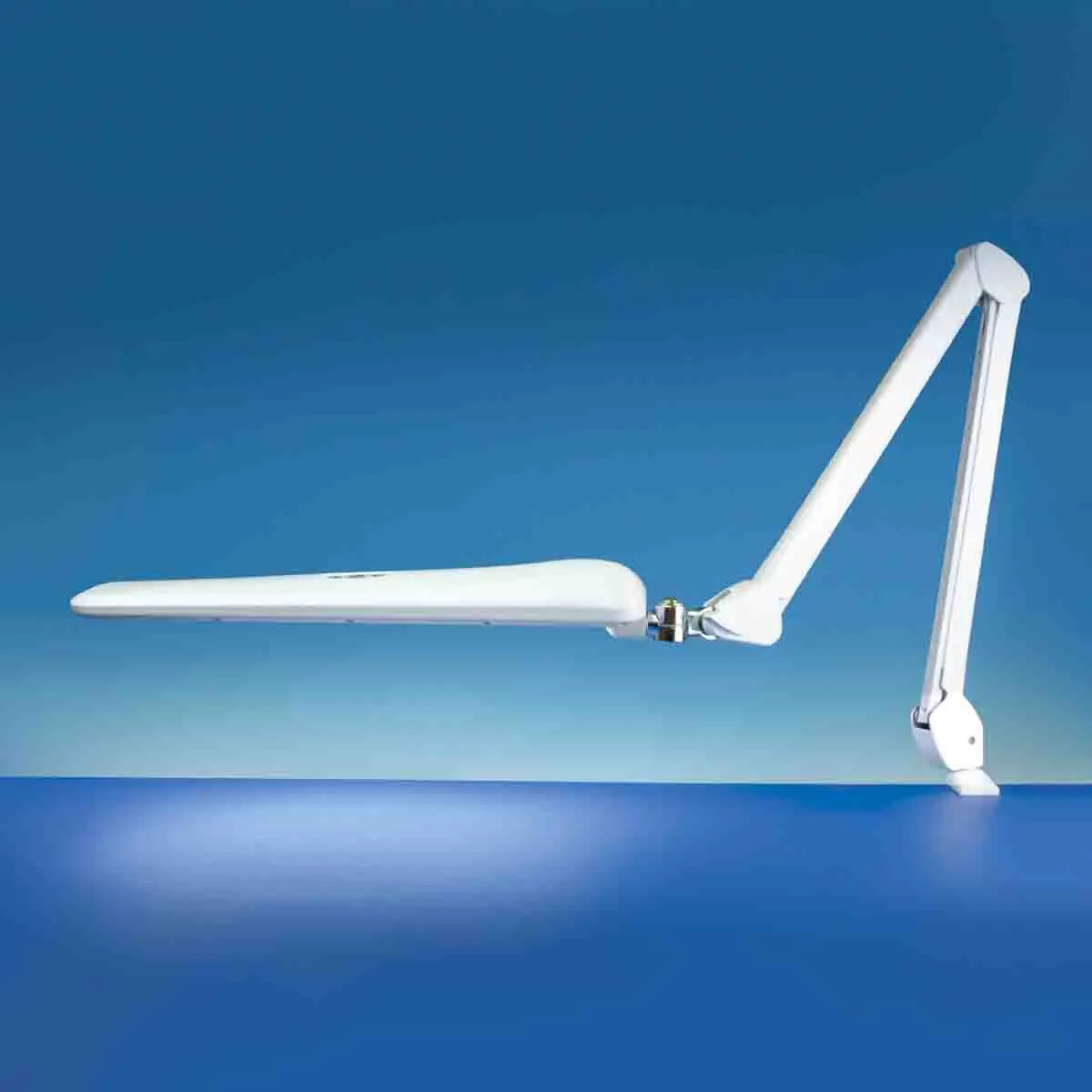 Produktfoto 1 von RS PRO LED Schreibtischlampe Typ G, Typ C Klemme, Einstellbarer Arm Weiß, 220 → 240 V ac, 220 V ac, 240 V ac / 14