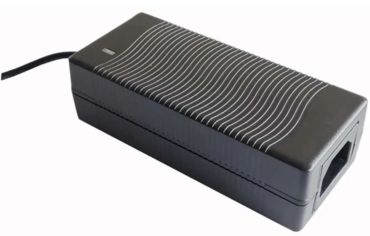 Produktfoto 1 von RS PRO Steckernetzteil 60W, 90 → 264V ac, 12V dc / 5A, IEC 320-C14 Anschluss