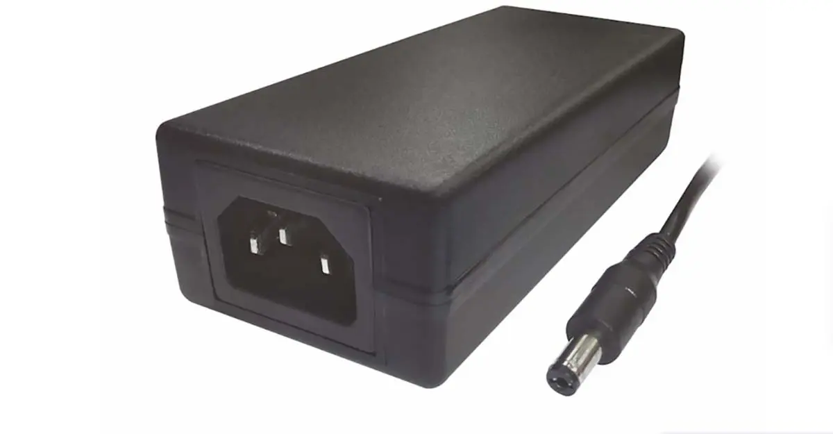 Produktfoto 1 von RS PRO Steckernetzteil 65W, 90 → 264V ac, 15V dc / 4.33A, IEC 320-C14 Anschluss