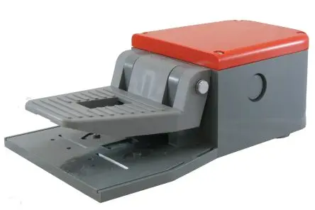 Produktfoto 1 von RS PRO Mittelschwere Einsätze Fußschalter Sprungkontakt, 1 Schließer/1 Öffner Thermoplast, 6A 400 V ac