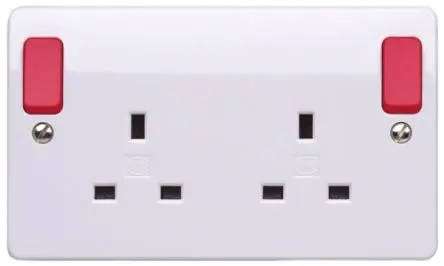 Produktfoto 1 von MK Electric Logic Plus Steckdose Geschaltet Typ G – Britisch 2-fach Thermoplast Rot / 13A