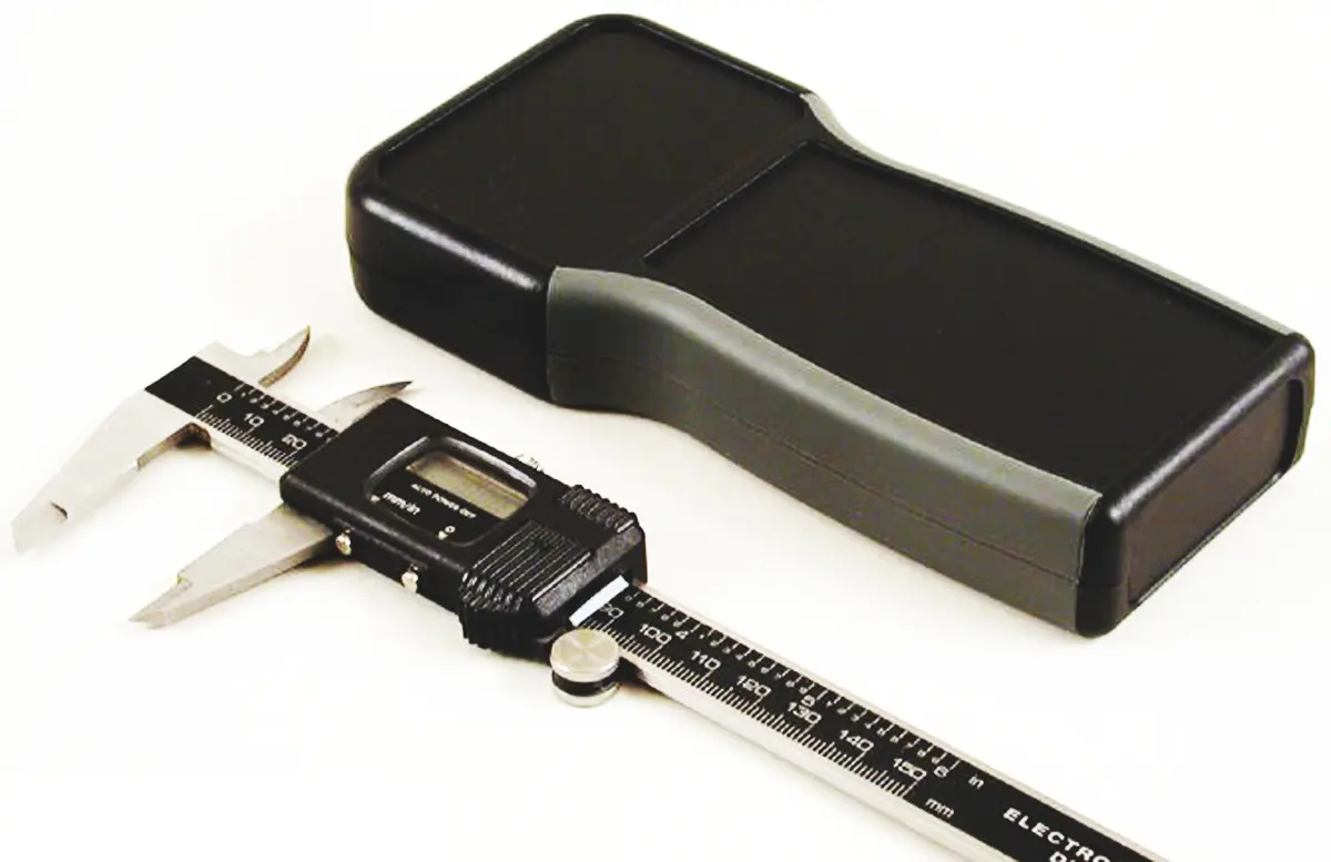 Produktfoto 1 von Hammond Tragbares Gehäuse, Schwer entflammbares ABS, 80 mm Eingebautes Batteriefach, 165 mm, H. 28 mm, Schwarz, IP54