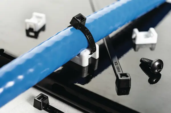Produktfoto 1 von HellermannTyton Schraubbefestigung Befestigungssockel, Nylon 6.6 Schwarz 14.7 mm x 5 mm Kabelbinder x 9.4mm für 4.8 mm
