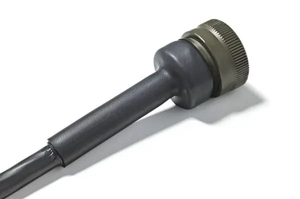 Produktfoto 1 von HellermannTyton EPS-300 Schrumpfschlauch mit Kleberückseite, Polyolefin vernetzt Schwarz, Ø 4 mm Schrumpfrate 3:1, Länge