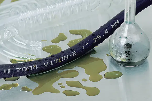 Produktfoto 1 von HellermannTyton Viton-E Schrumpfschlauch mit Kleberückseite, Vernetztes Fluorpolymer (Fpmx) Schwarz, Ø 3.2 mm