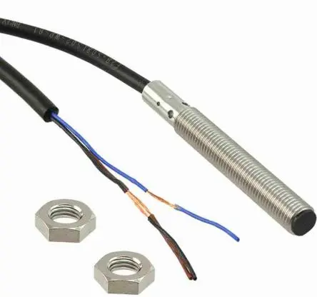 Omron E2B M8 Induktiver Näherungssensor, Gewinderohr PnP / 200mA 2 mm, IP67 30 V dc