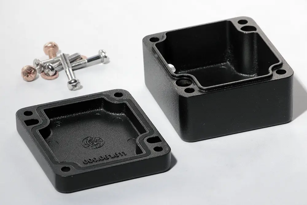 Produktfoto 1 von Hammond 1590; Gehäuse; Aluminiumdruckguss; Schwarz IP65 Breite 59 mm Höhe 36 mm Länge 65 mm