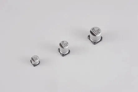 Nichicon GYC1J Oberfläche Aluminium-Elektrolyt-Kondensator 100 μF Lot 20 % / 25V dc, Ø 6.3 mm x 7.7 mm, 135 °C