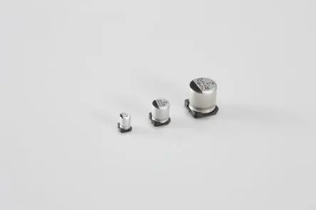 Produktfoto 1 von Nichicon UCM Oberfläche Kondensator 470 μF Lot 20 % / 10V dc Chip, Ø 6.3 mm x 7.7 mm, 105 °C