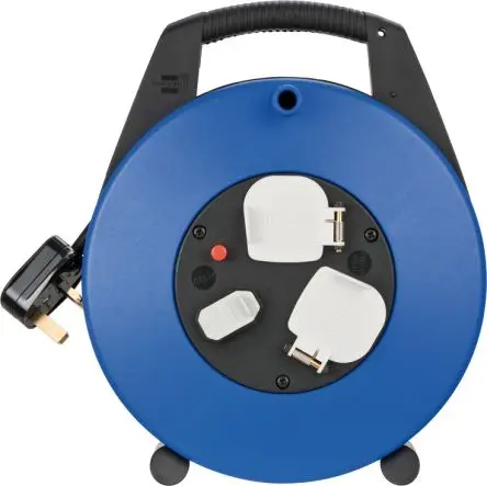Produktfoto 1 von brennenstuhl Kabeltrommel, 10 m, 4-fach, Typ G – Britisch, USB IP69K, IP67, IP65 30V Aufrollautomatik