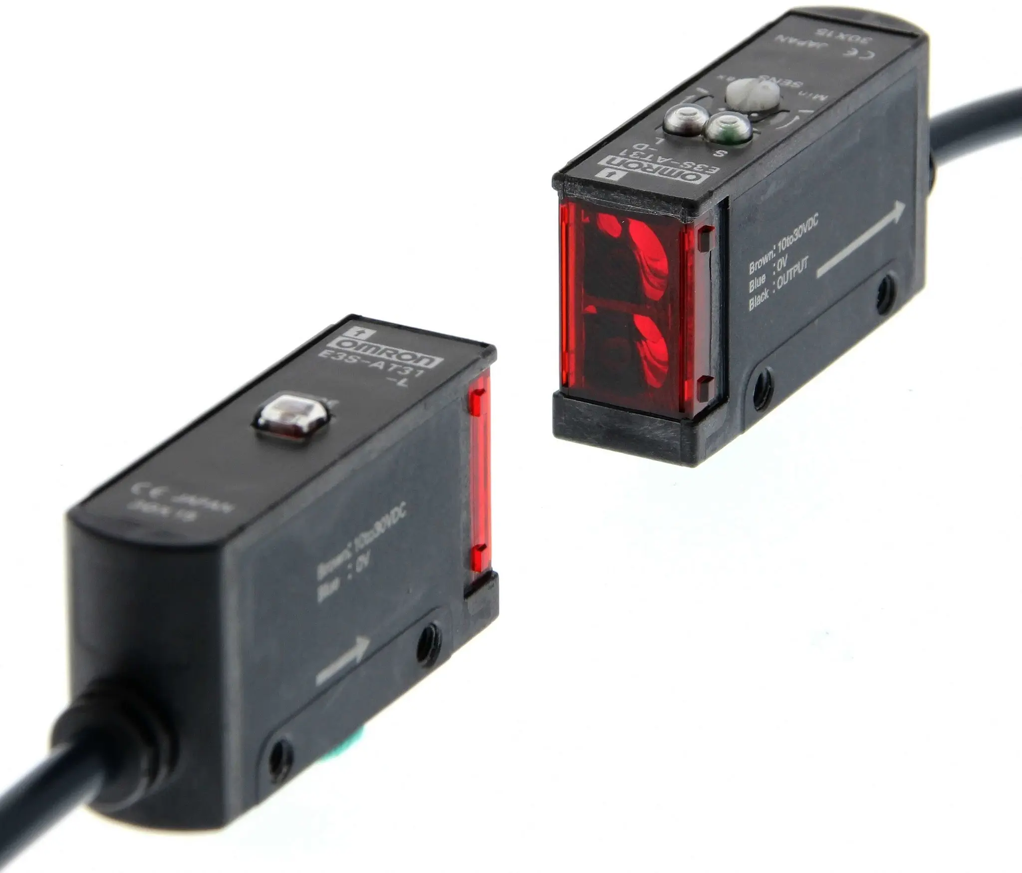 Omron Kubisch Optischer Sensor, Durchgangsstrahl, Bereich 7000 mm, PNP Ausgang, Anschlusskabel, Hell-/dunkelschaltend