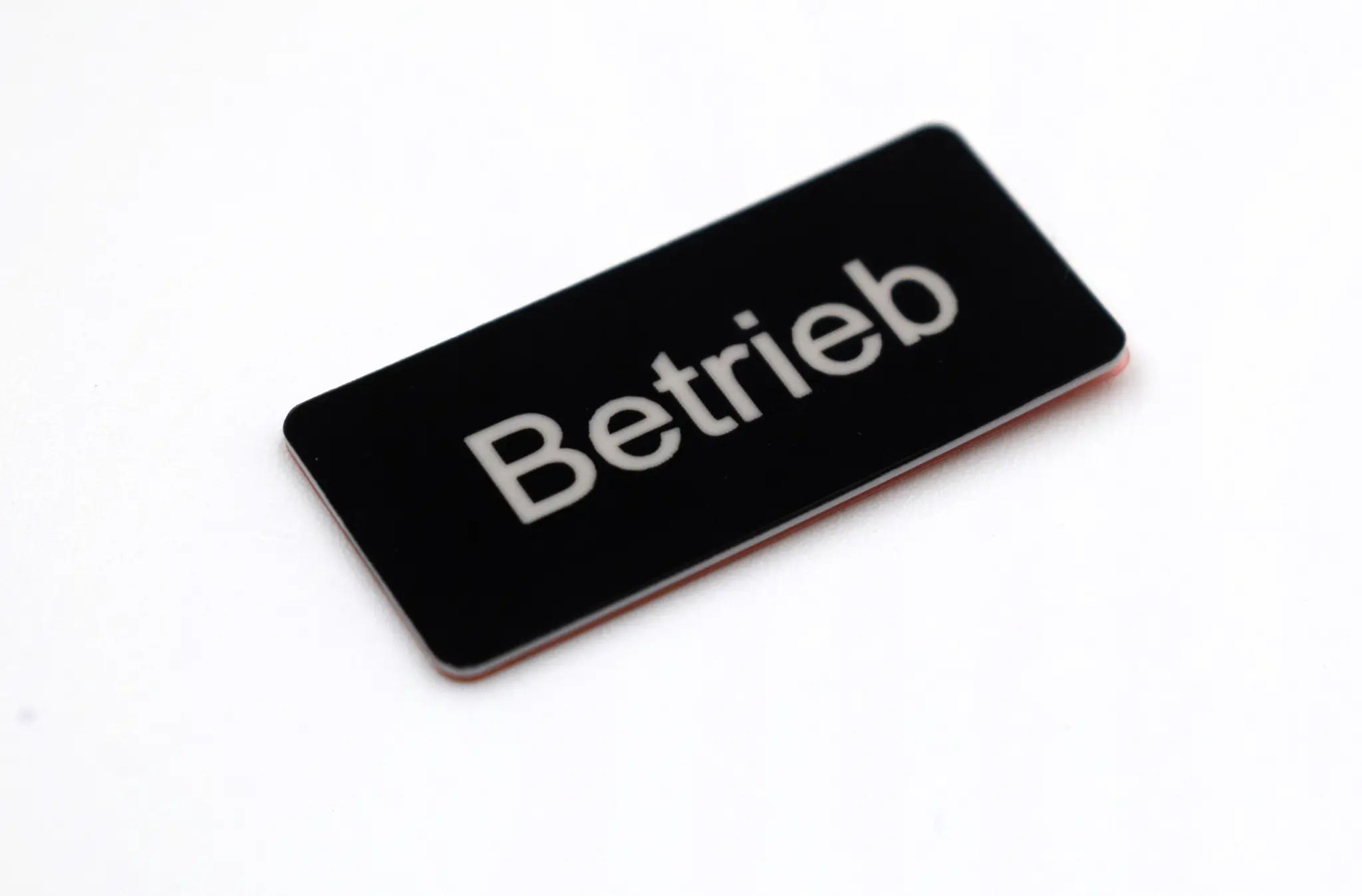 Produktfoto 1 von Bezeichnungsschild 12,5x27mm, Schild schwarz, Beschriftung: Betrieb