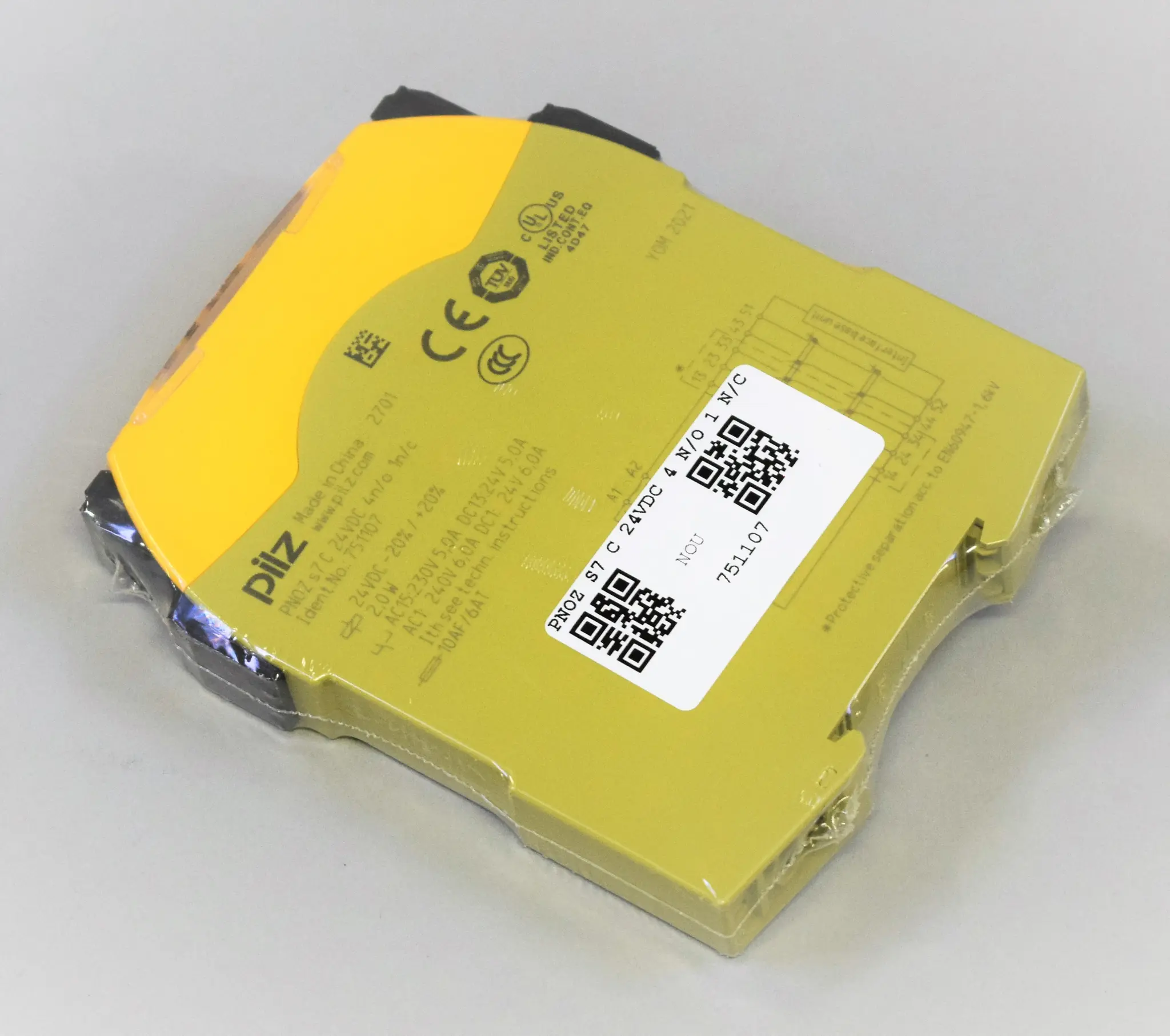 Produktfoto 1 von PNOZ S7 C 24VDC 4 NO 1 NC