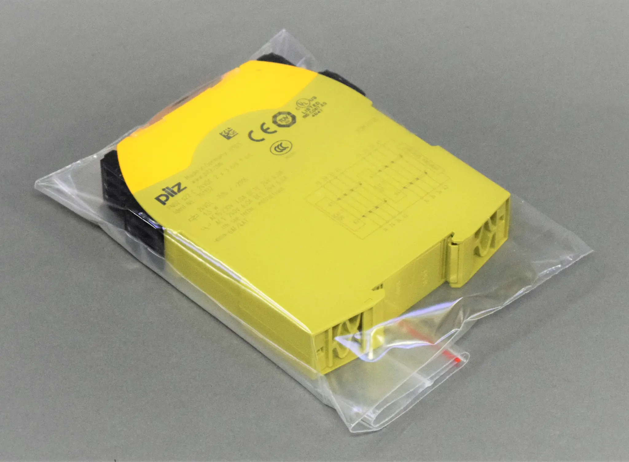 Produktfoto 1 von PNOZ s22 C 24VDC 2 x 3 no 1 nc
