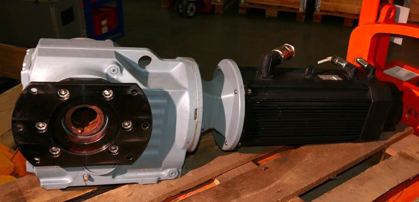 Produktfoto 1 von Lenze Getriebemotor MCA 19S17-RS0P1-B28R-ST5F10N-R0SU + SEW Getriebe KA87 AM112