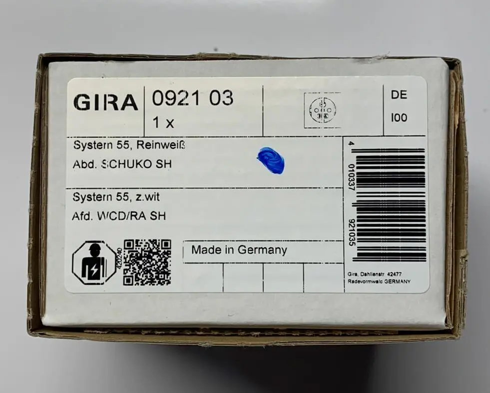Produktfoto 1 von Gira Abdeckung Steckdose integriertem erh. Berührungsschutz reinweiß | 092103
