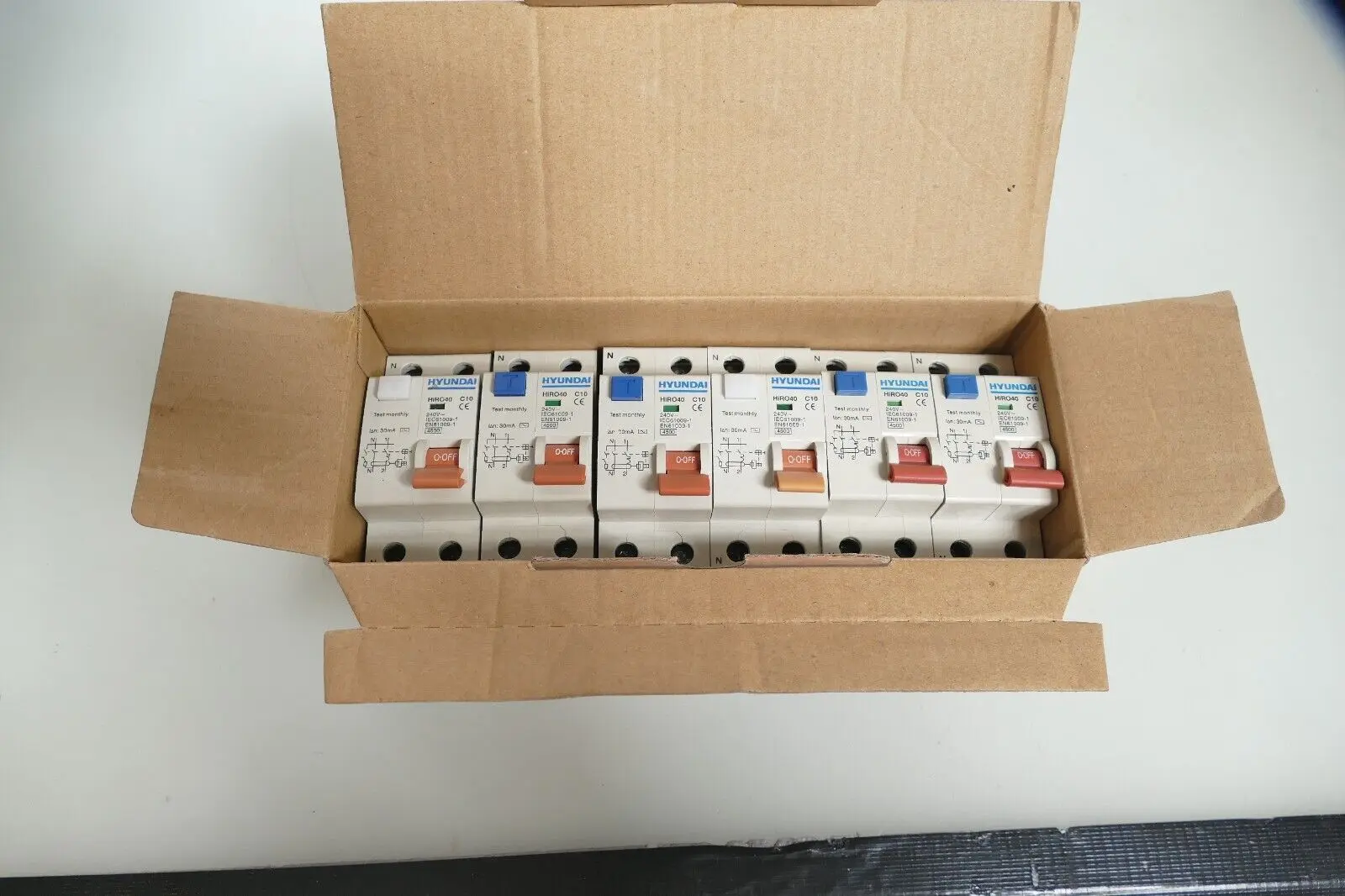 Produktfoto 1 von 6x Hyundai HiRO40-C | Circuit Breaker 1N G4 S 00 00 C | 1NG4S0000C | 10A | 30mA