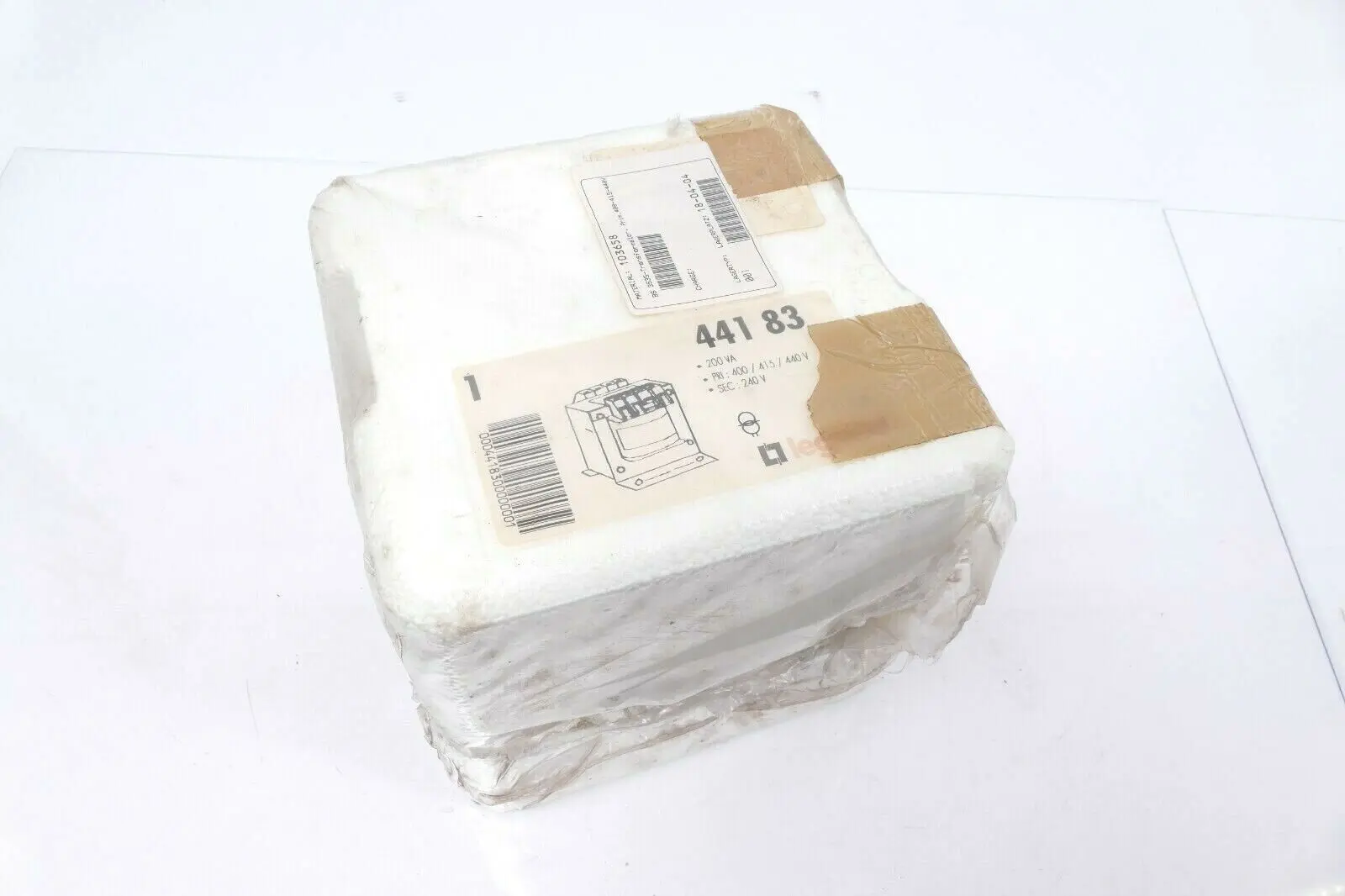 Produktfoto 1 von LEGRAND 44183 500VA PRI:400-415-440V ISOLATING TRANSFORMER