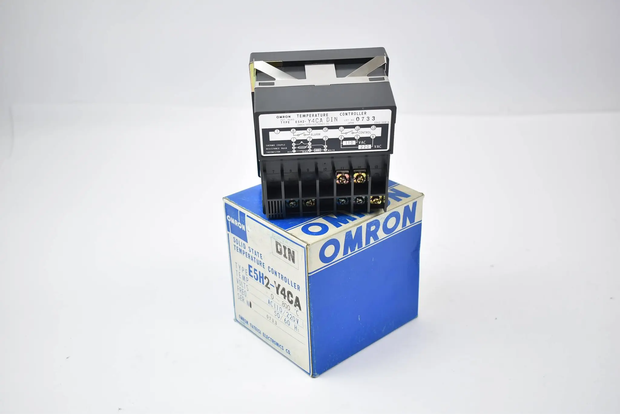 Produktfoto 1 von Omron Temperature Controller Temperaturregler E5H2-Y4CA 0 - 800°C 110 / 220 VAC