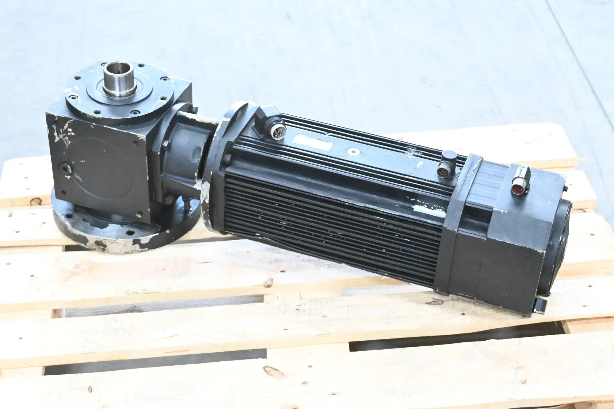 Produktfoto 1 von Lenze Servomotor MDFKAIG112-22 ( 00416756 ) inkl. Lüfter R2E 175 + Getriebe