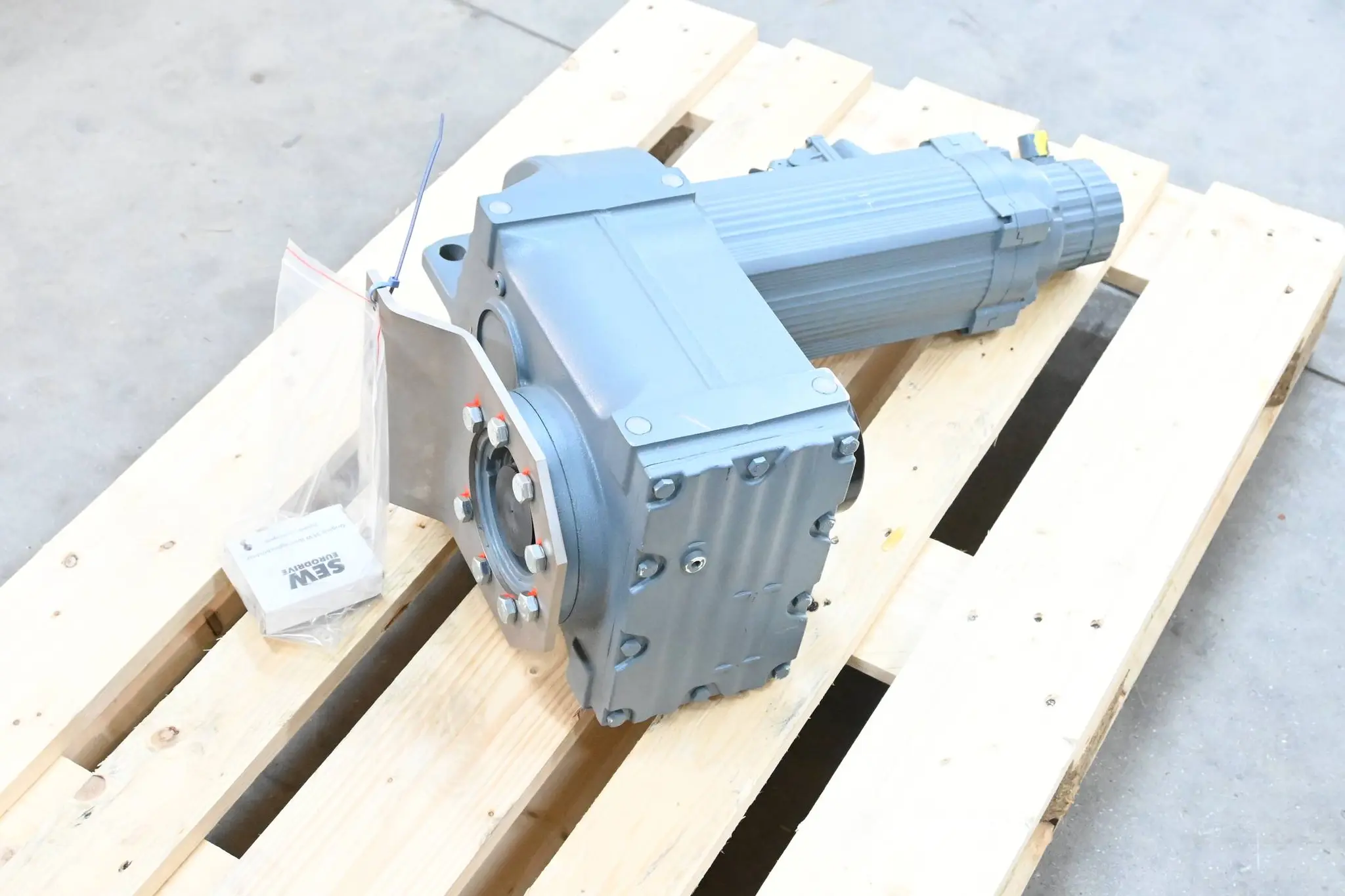 Produktfoto 1 von SEW-Eurodrive Getriebemotor FHZ77 CM90L/BR/TF/RH1L/SB50 inkl. Zubehör