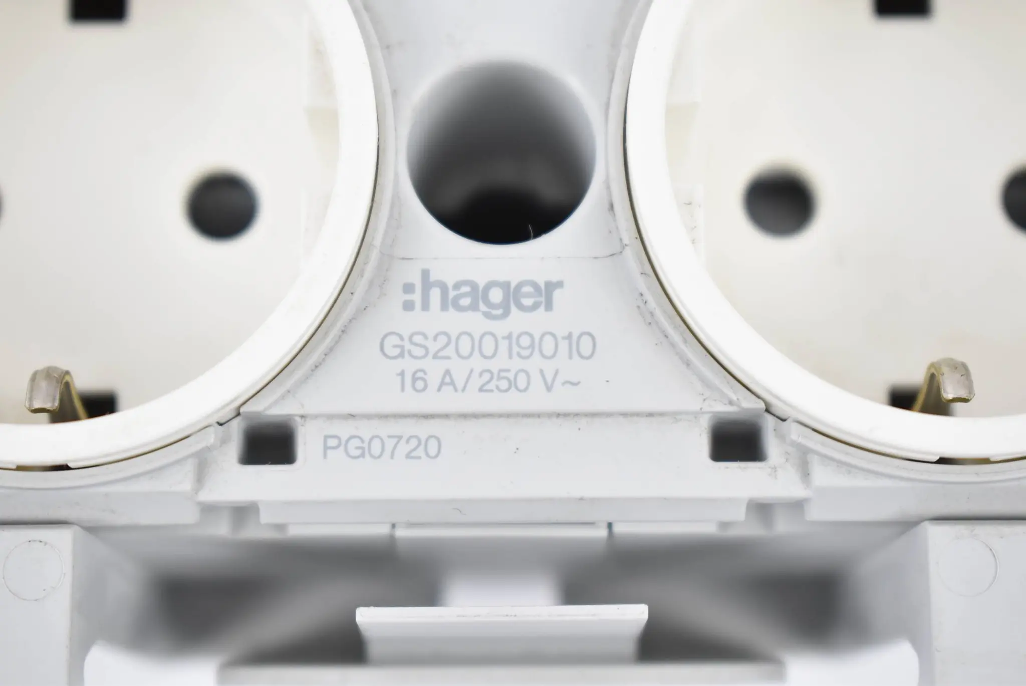 Produktfoto 1 von Hager Kanaleinbausteckdose 2-fach frontrastend GS20019010 ( 16A 250V )