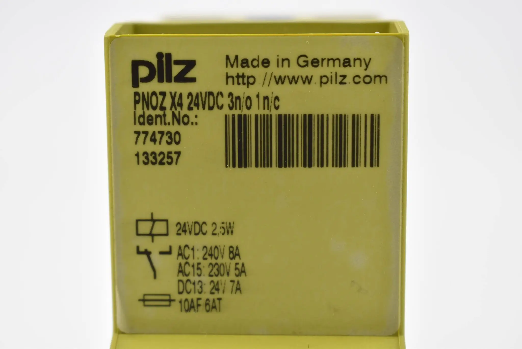 Produktfoto 1 von Pilz Not-Aus-Schaltgerät 24VDC 2,3W PNOZ X4 24VDC 3n/o 1n/c ( 774730 )