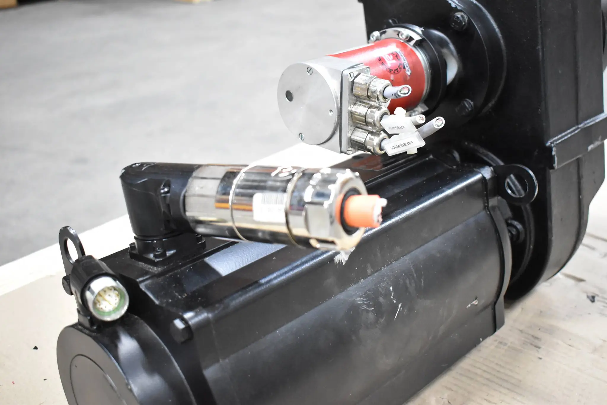 Produktfoto 1 von KEB 3~BDC Motor F42CV TA61 V30 BP08 ER TW inkl. Encoder CE 65M ( 110-01460 )