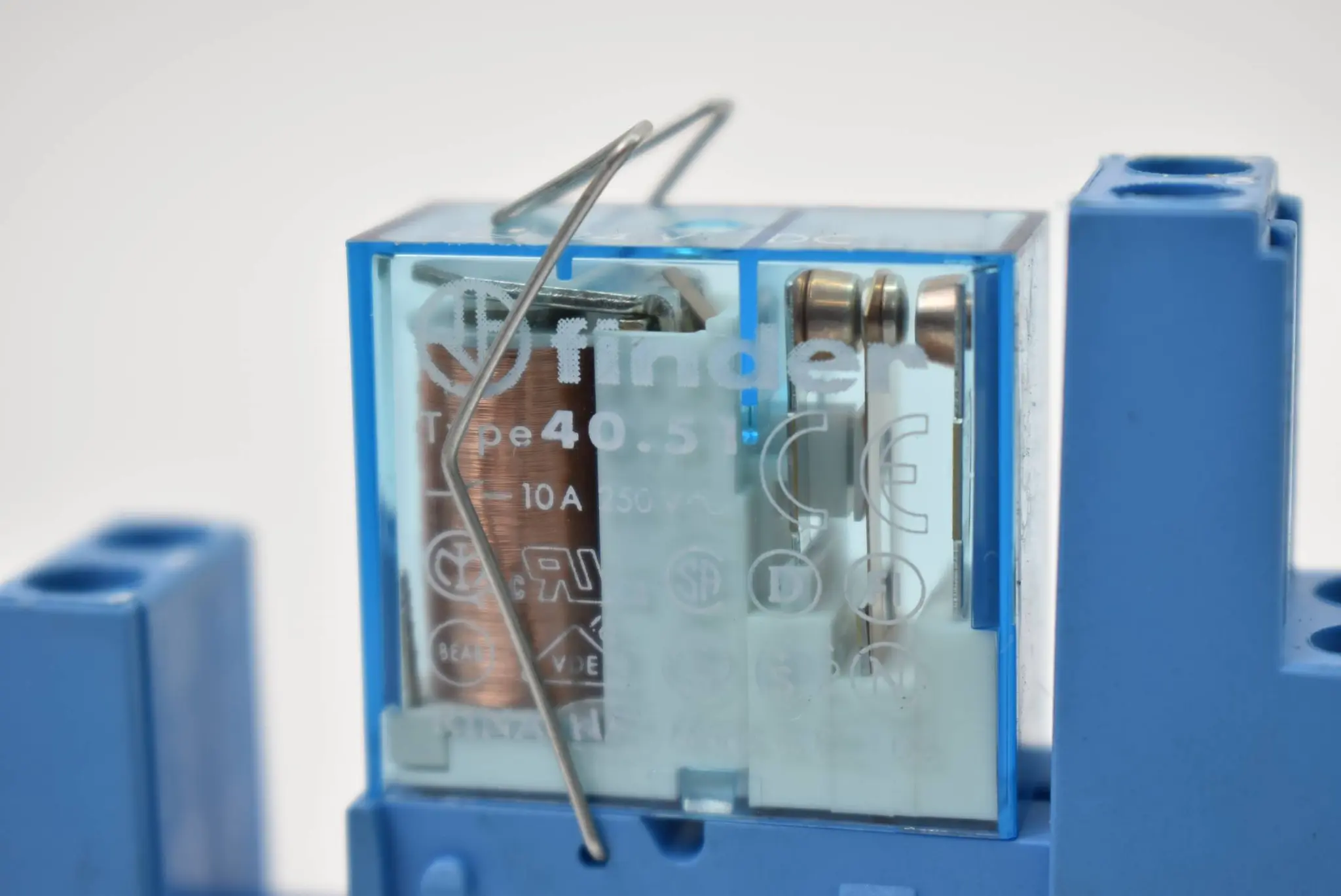 Produktfoto 1 von Finder Steckrelais 95.95.1 ( 95951 ) 12A 300VAC + 40.51 ( 4051 )