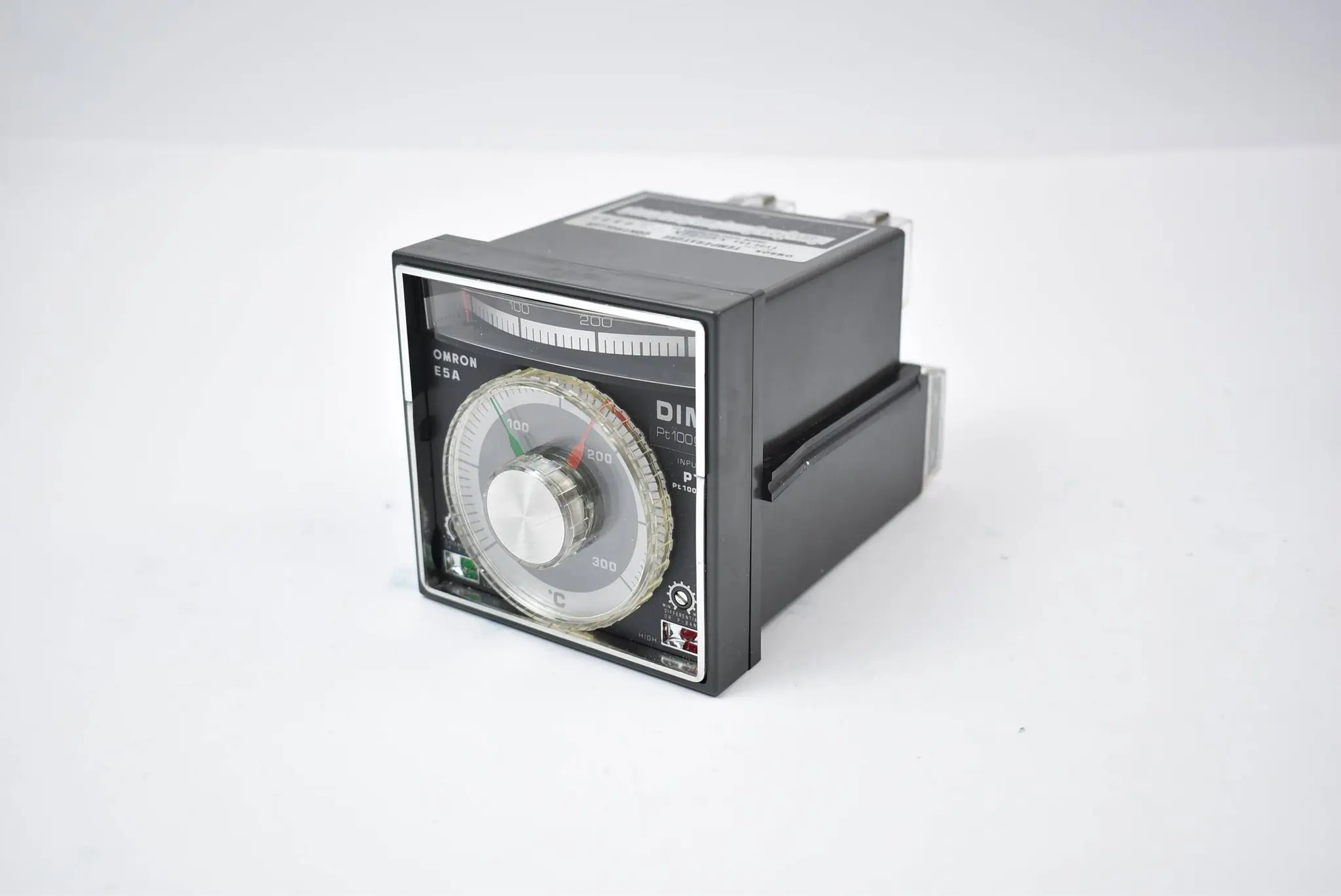 Produktfoto 1 von Omron Temperature Controller E5A-X3PTDIN 0-300°C 110 / 220 VAC