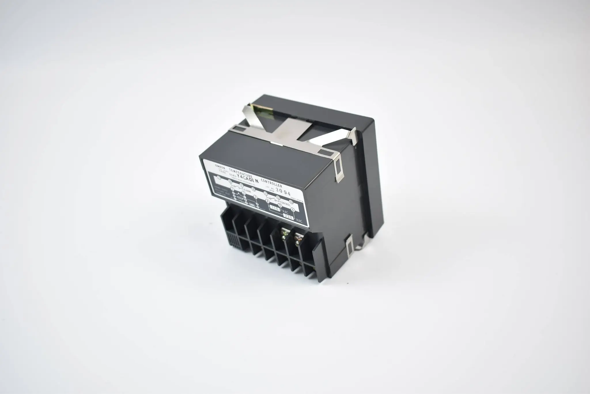 Produktfoto 1 von Omron Temperatur Controller E5H2-Y4CA DIN ( 0-1200°C 110/220 VAC )