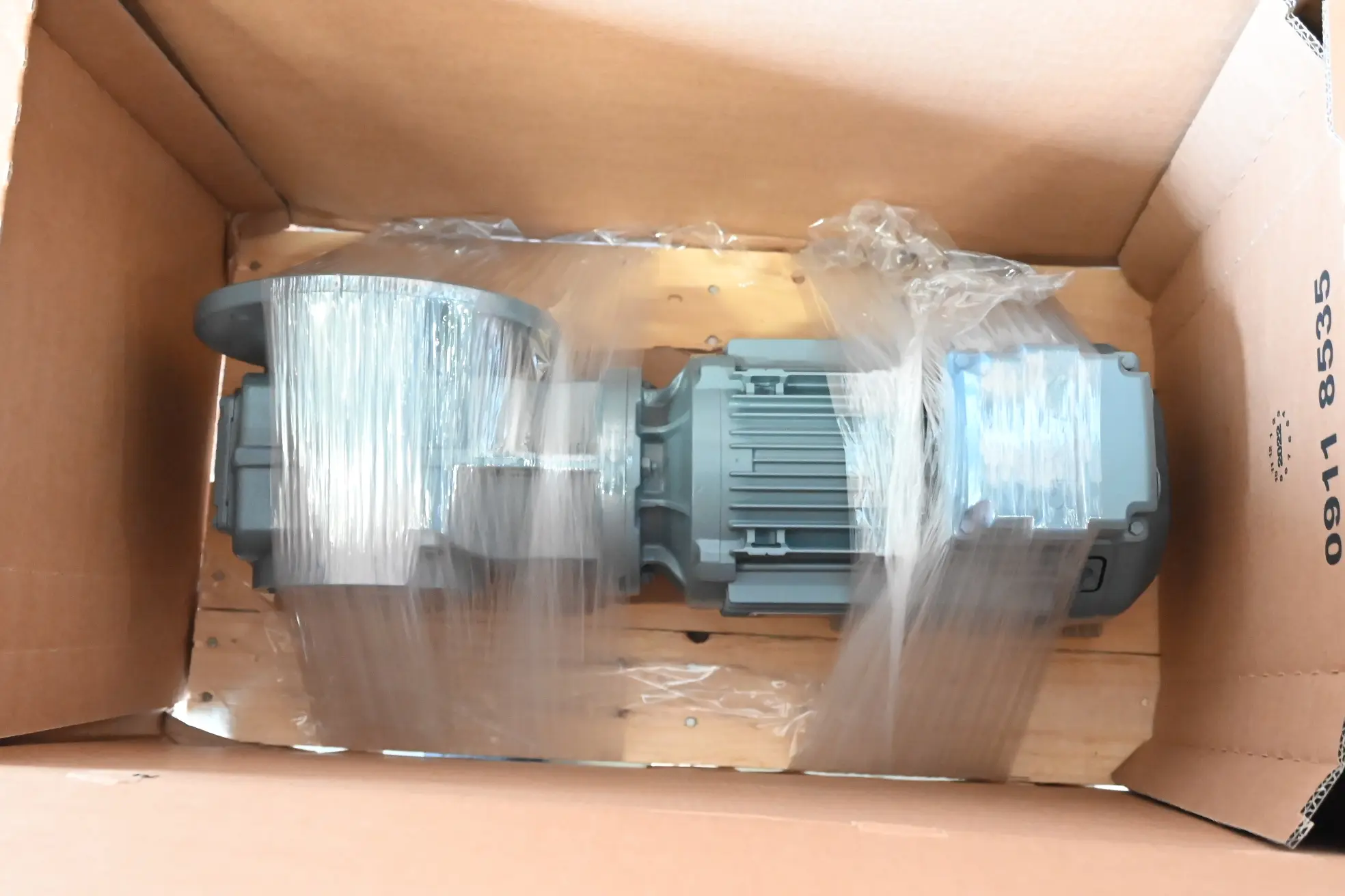 Produktfoto 1 von SEW-Eurodrive Getriebemotor KAF57 DRN100LM4/ISU/TF ( KAF57DRN100LM4/ISU/TF )