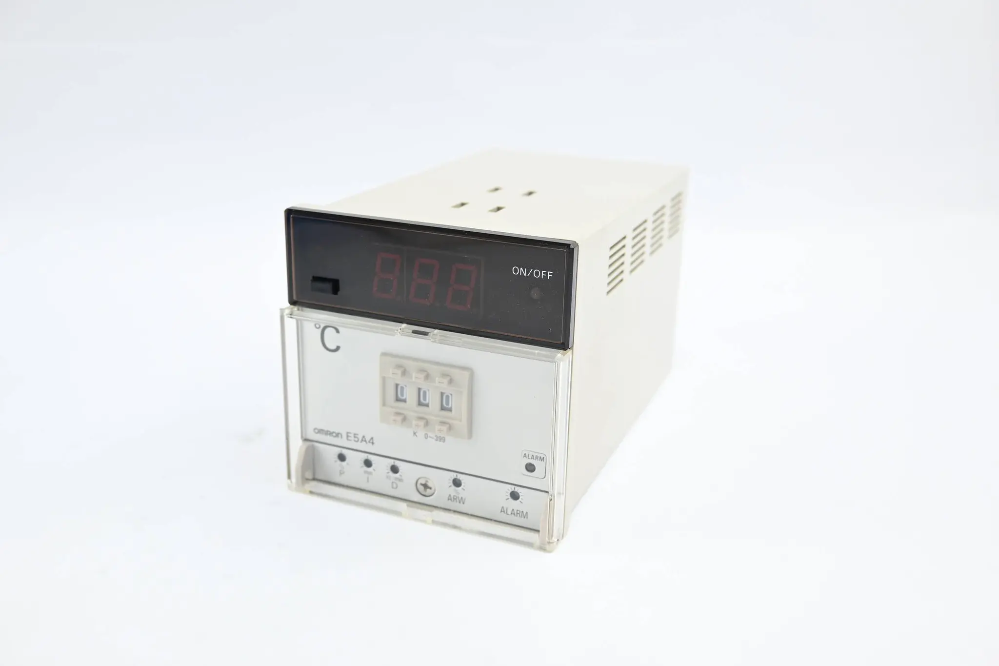 Produktfoto 1 von Omron Temperatur Controller 0-399°C 110/120/220/240 VAC ( E5A4-R91K-DIN )