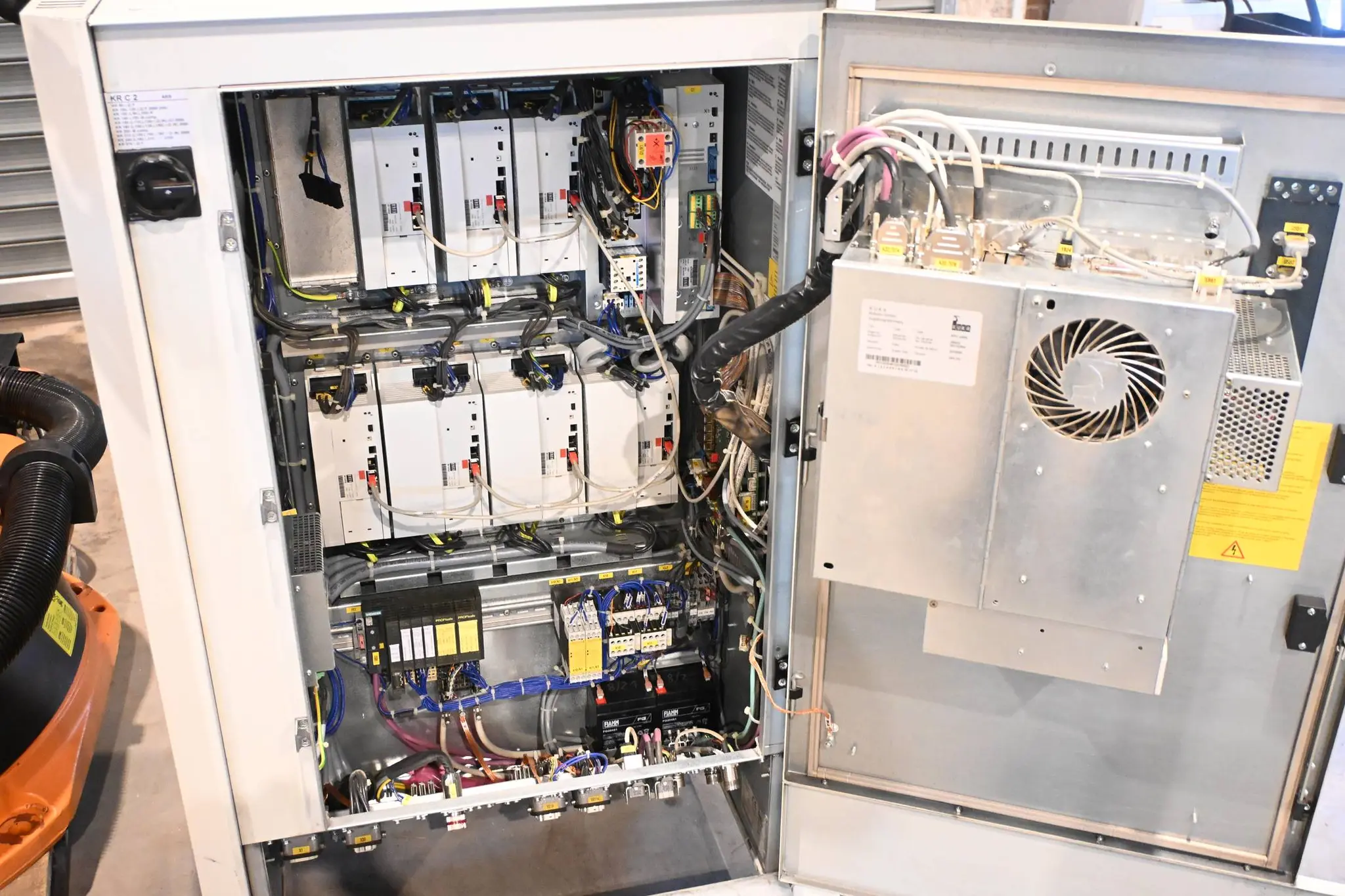 Produktfoto 1 von Kuka Industrieroboter KR 210-2 2000 ( 122540 ) + (V)KRC2 ed05 + 00-130-547