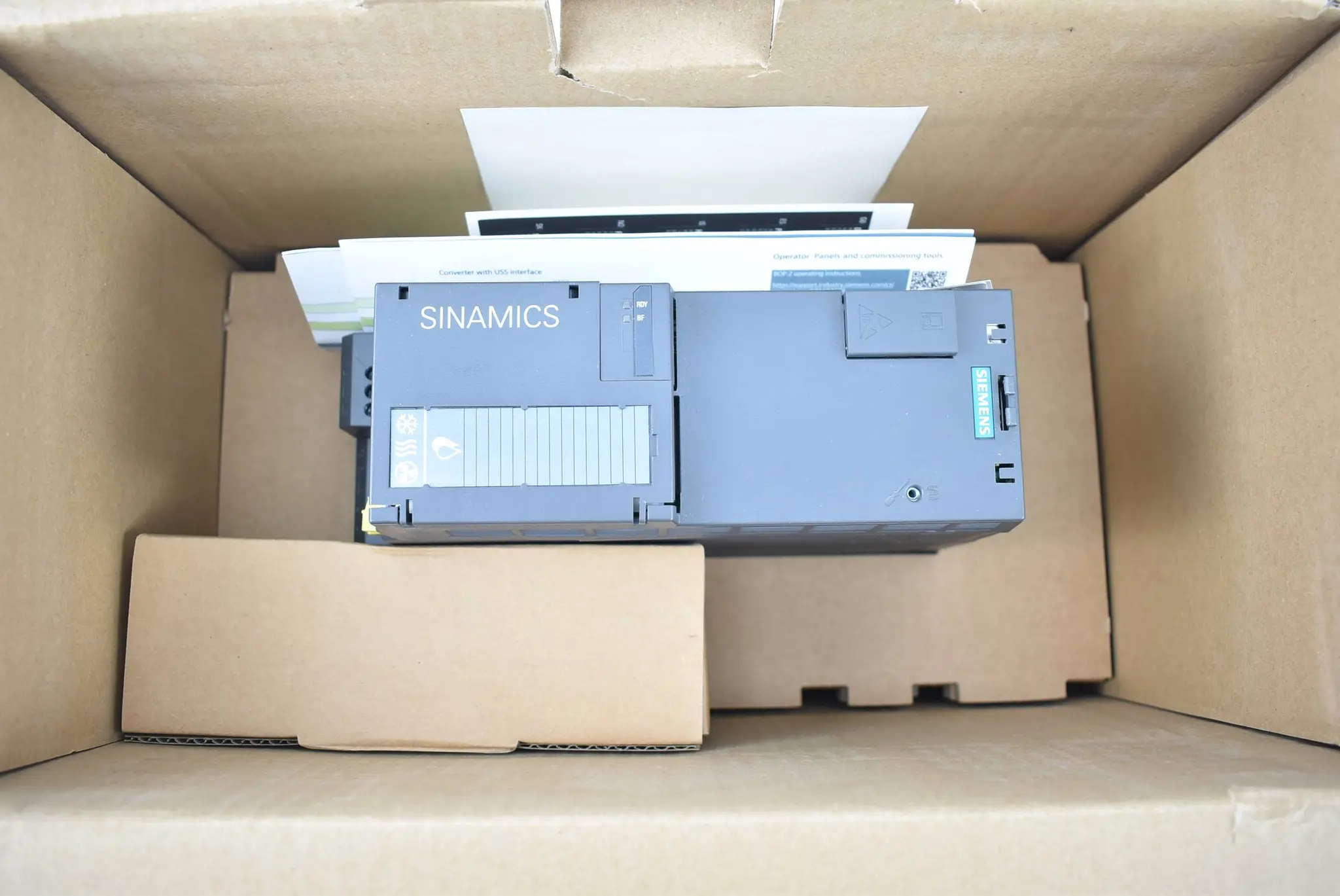 Produktfoto 1 von Siemens sinamics G120X 6SL3 220-2YE10-0AB0 ( 6SL3220-2YE10-0AB0 ) E02 ( 0,75kW )