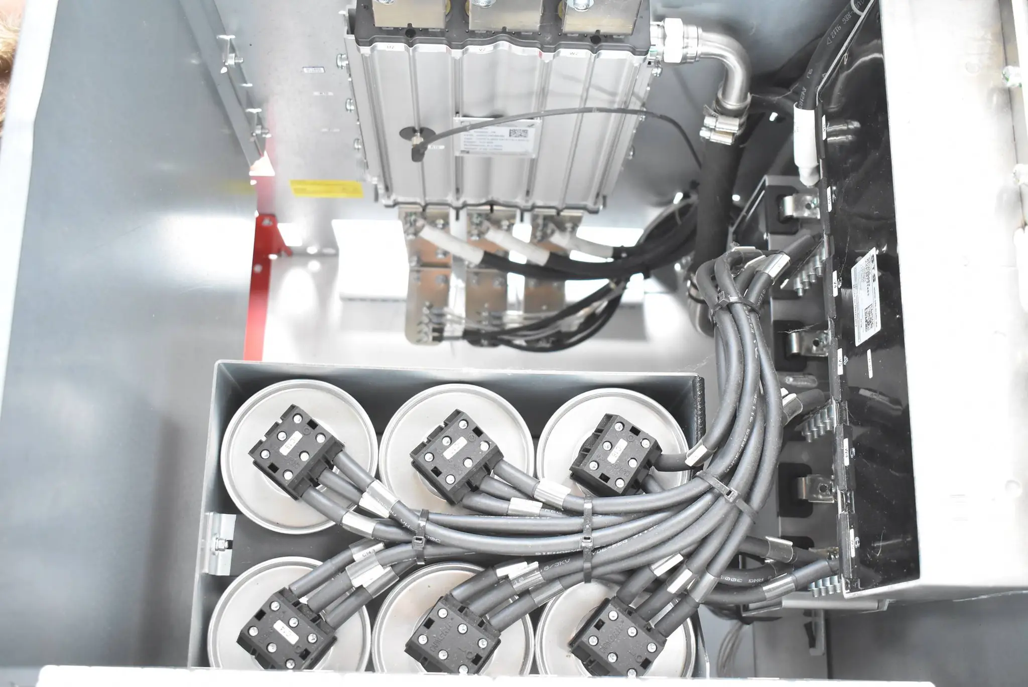Produktfoto 1 von Siemens 800kW 500-690V 735A 6SL3005-0FG37-4AA5 ( 6SL3 005-0FG37-4AA5 ) E.2PE B