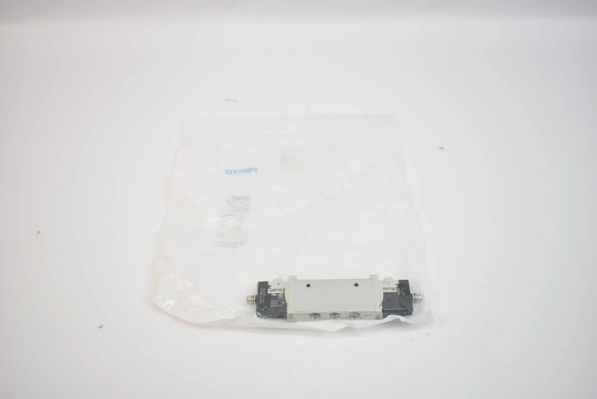 Produktfoto 1 von Festo Magnetventil VUVG-L14-B52-T-G18-1R8L ( 574230 )