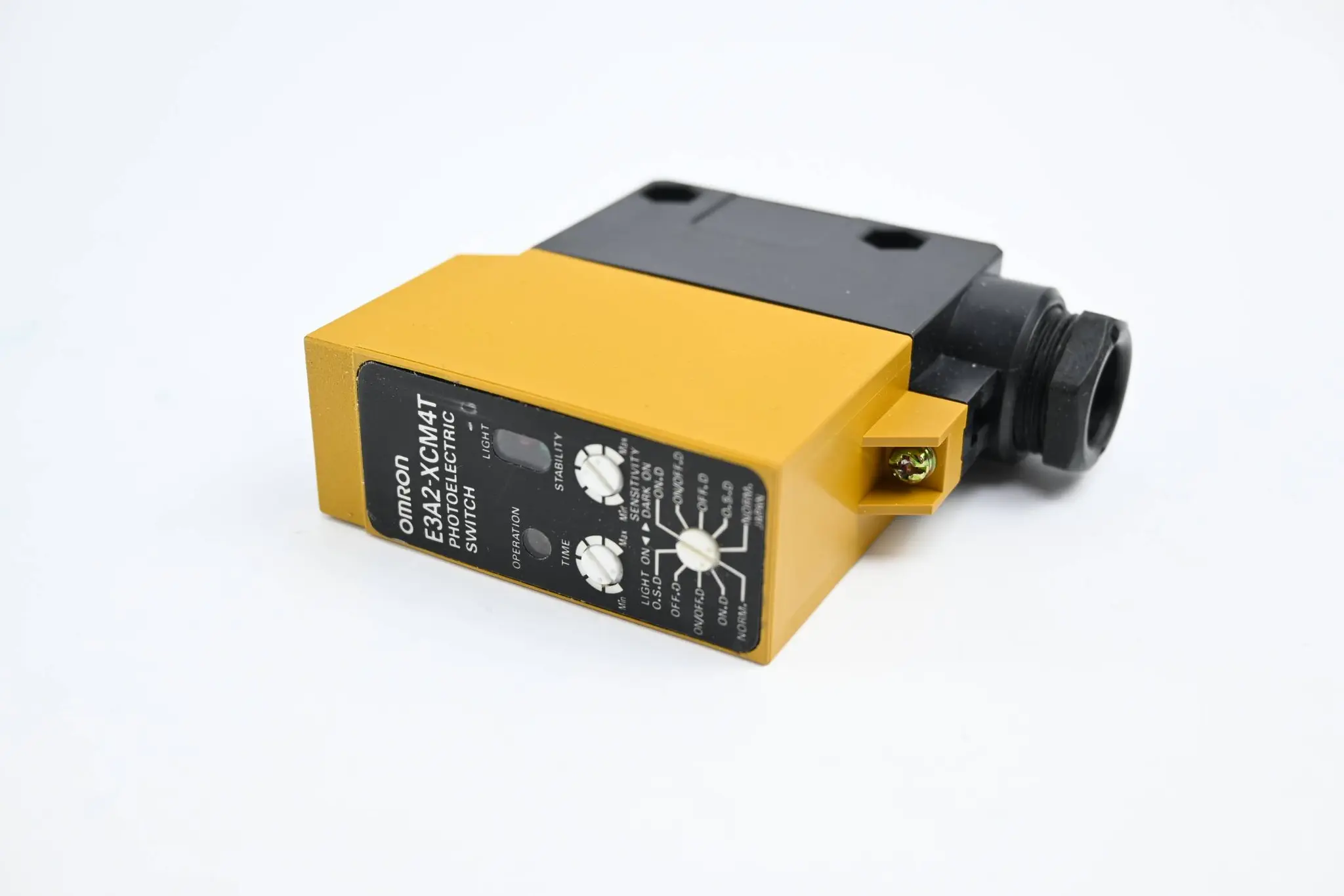 Produktfoto 1 von Omron Photoelectric Switch 24-240 VAC 12-240 VDC ( E3A2-XCM4T-G )