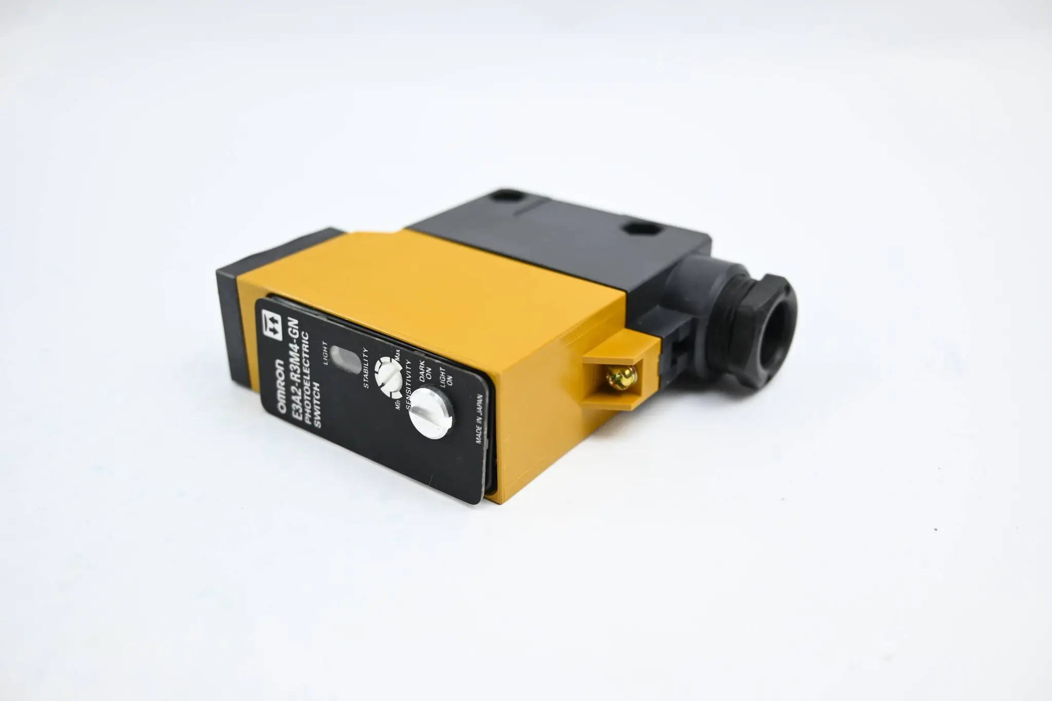 Produktfoto 1 von Omron Photoelectric Switch 24-240VAC 12-240VDC ( E3A2-R3M4-GN )